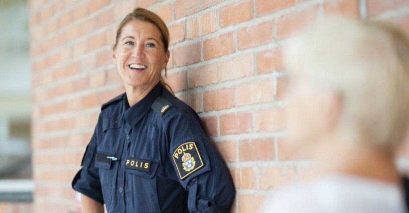 Pia vill gärna jobba med våld i nära relationer i framtiden – ett område hon brinner extra mycket för. Pia Salming i polisuniform