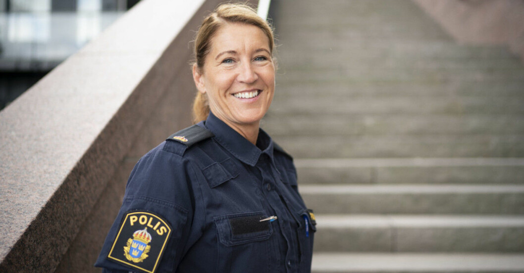 Pia har precis börjat sin första tjänst som polis i hemkommunen Nacka. Pia Salming i polisuniform