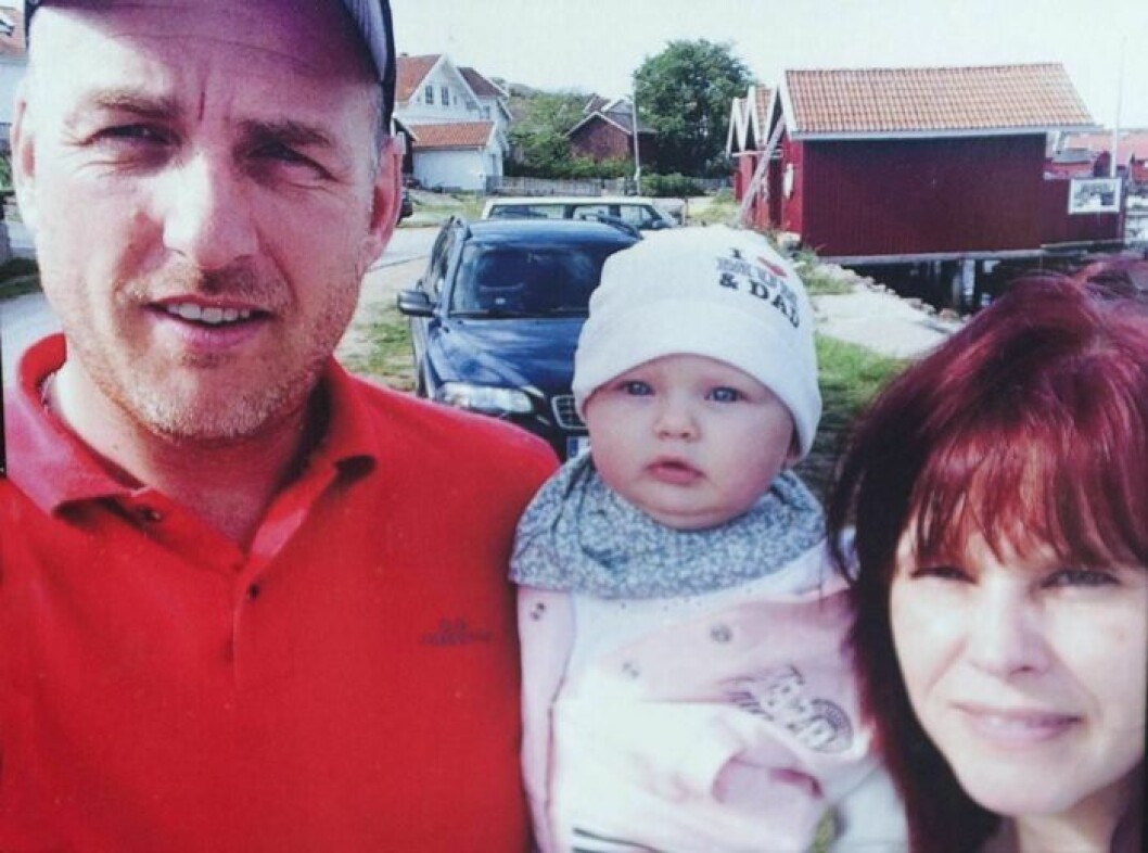 Johan flyttade in hos Pia under Agnes första tid i livet. Foto: Privat Pappa Johan, mamma Pia och dottern Agnes i mitten