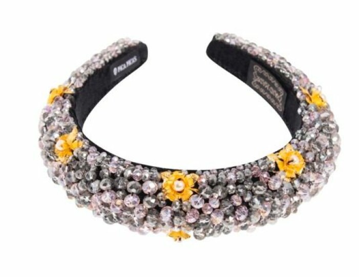 Diadem, 399 kr, Pica picas. Diadem i bred modell med genomskinliga pärlor och gula blommor av paljett med en pärla i mitten. Diadem från Pica Picas.