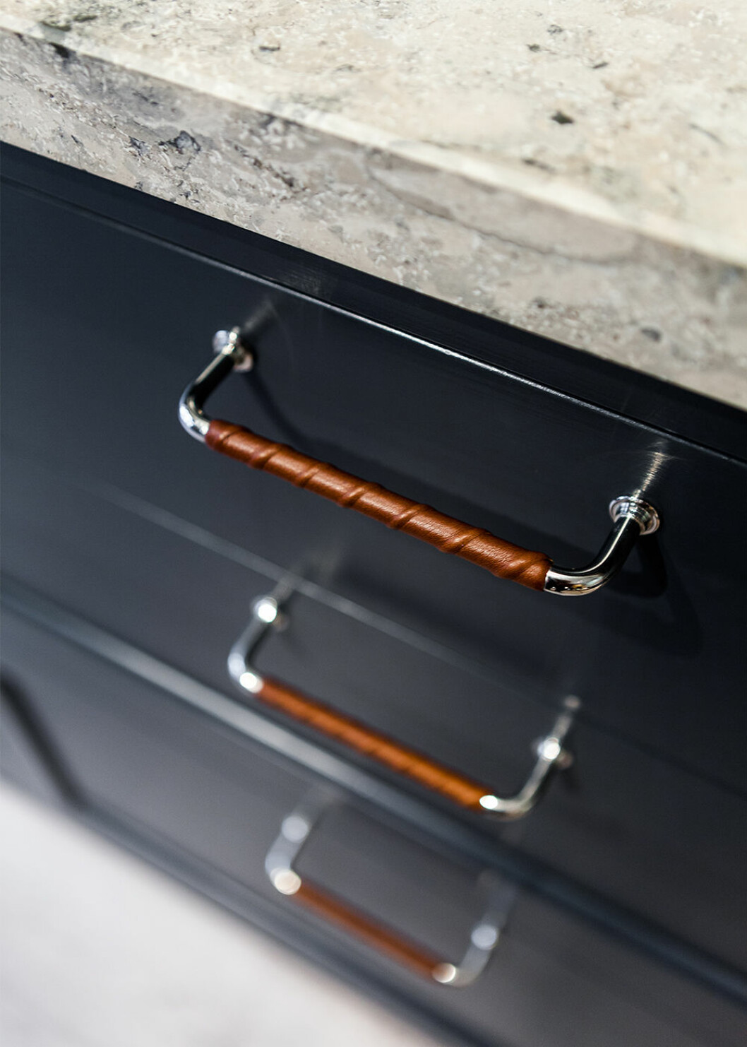 Inspireras av eleganta designbeslag när du ger dina handtag en uppdatering. Foto: Picky Living Snygga beslag i krom och läder från Picky Living