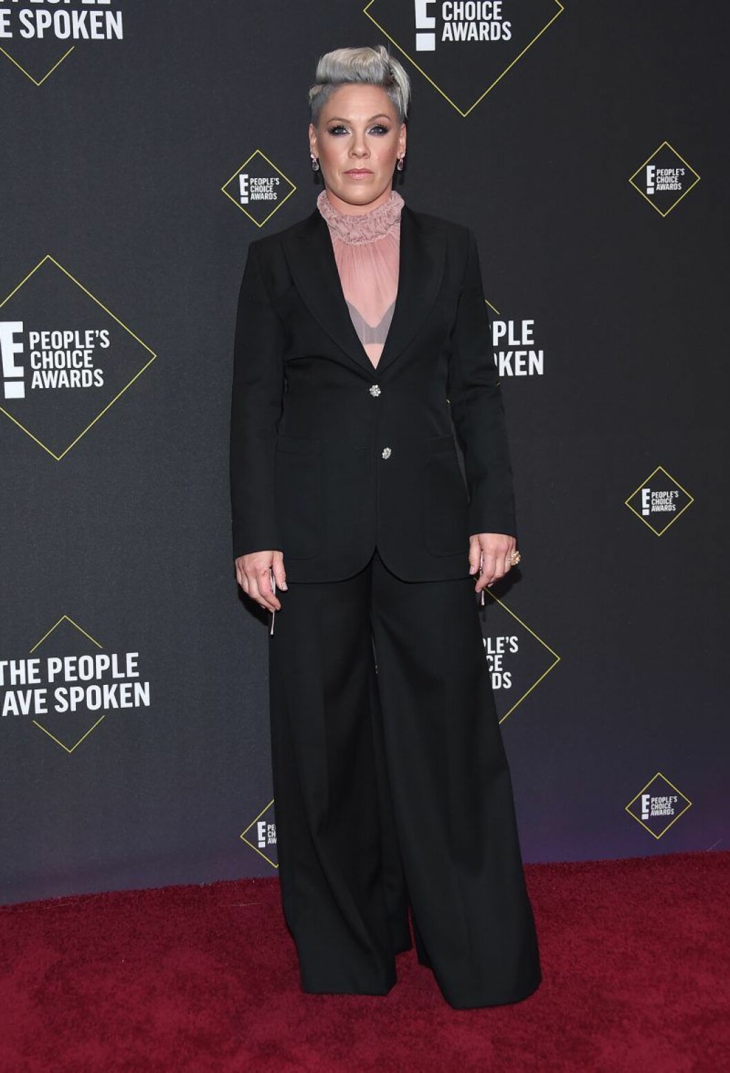 Pink. Pink på röda mattan på People's Choice Awards 2019