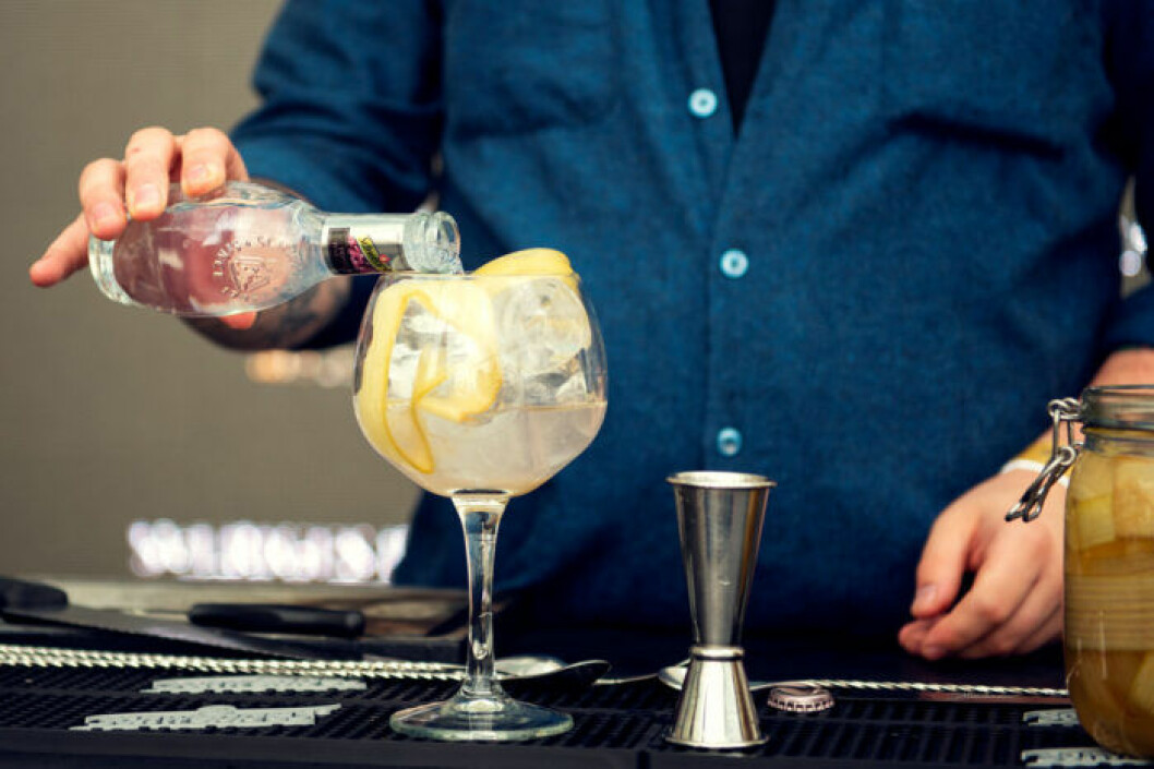 Aron Larsson Firouzbakhsh toppar sin GT med tonic. Pink on pink, vinnare av Sveriges bästa Gin & Tonic 2019