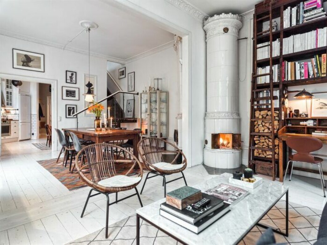 Foto:<a href="https://svenskamaklarhuset.se/objekt/?gid=OBJ18907_1382680921#allabilder" target="_blank" rel="noopener"> Svenska Mäklarhuset</a> Bokhylla Pipersgatan