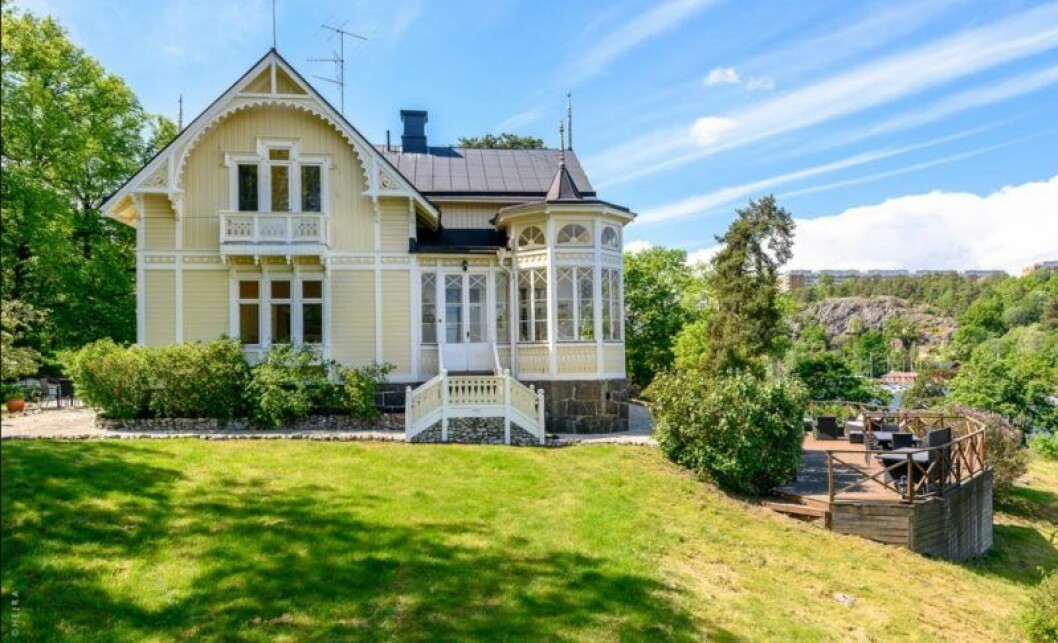 Ett tjusigt torn pryder huset. Huset som inspirerat Pippi Langstrums Villa Villekulla i Nacka, Stockholm, till salu