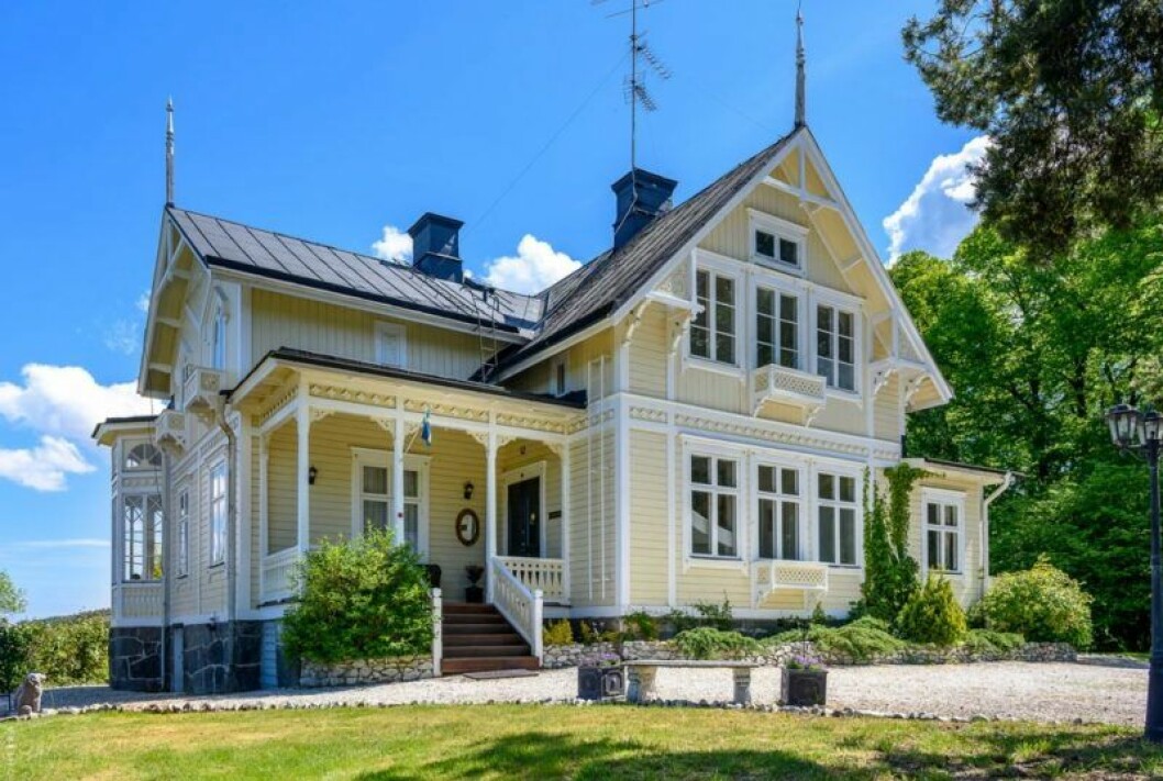 Vackra trädetaljer och en mild gul fasad. Huset som inspirerat Pippi Langstrums Villa Villekulla i Nacka, Stockholm, till salu