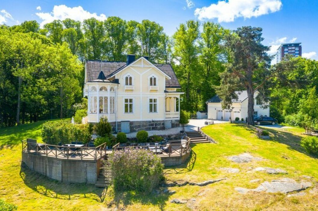 Fastigheten består av flera byggnader och en stor k-märkt tomt. Huset som inspirerat Pippi Langstrums Villa Villekulla i Nacka, Stockholm, till salu