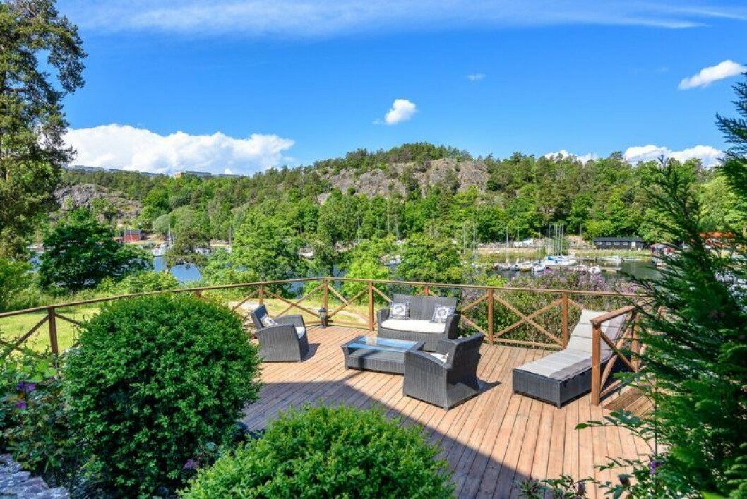 Trädäck ut mot vattnet. Huset som inspirerat Pippi Langstrums Villa Villekulla i Nacka, Stockholm, till salu