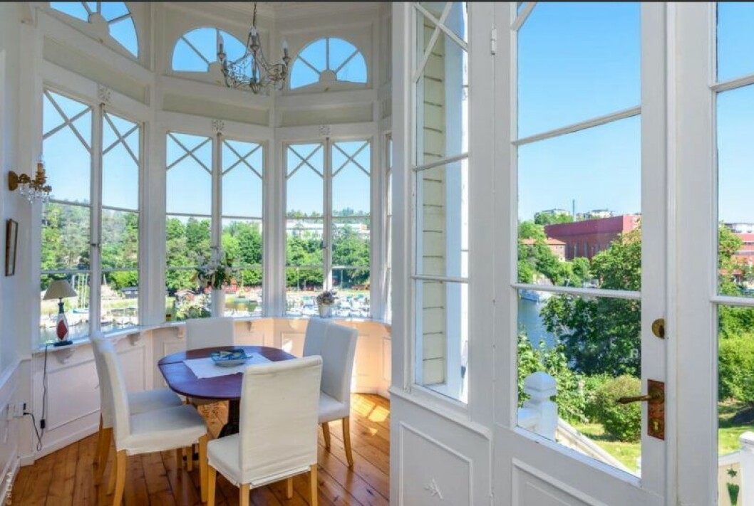 En glasveranda som vätter ut mot vattnet. Huset som inspirerat Pippi Langstrums Villa Villekulla i Nacka, Stockholm, till salu