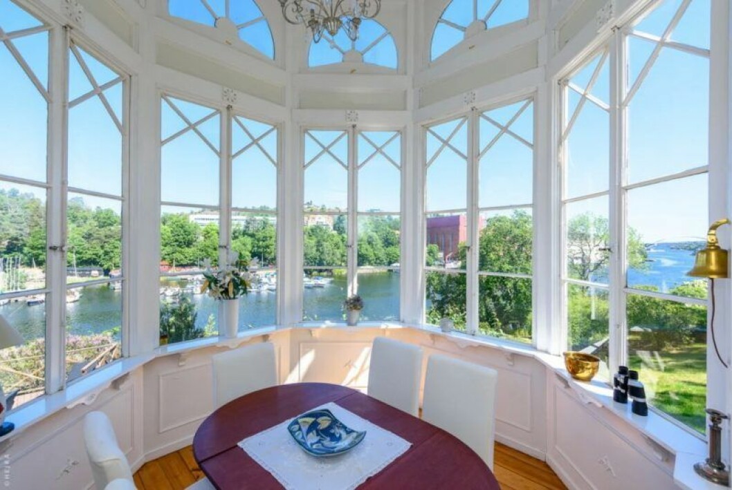 Vacker spröjs och speglar finns bevarade. Huset som inspirerat Pippi Langstrums Villa Villekulla i Nacka, Stockholm, till salu