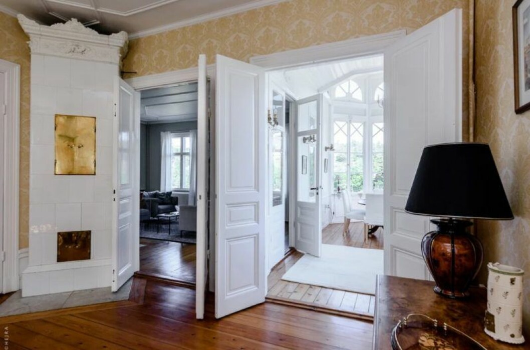 I anslutning till glasverandan finns ett genomgångsrum med kakelugn. Huset som inspirerat Pippi Langstrums Villa Villekulla i Nacka, Stockholm, till salu