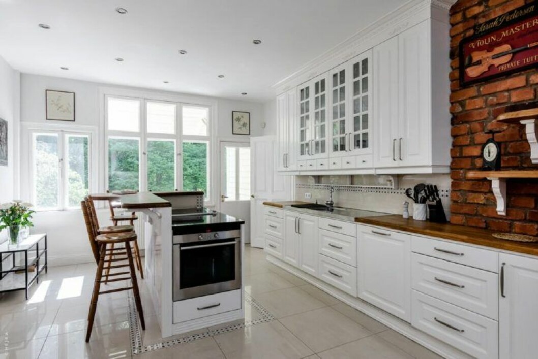 Köket har moderna vitvaror och material. Huset som inspirerat Pippi Langstrums Villa Villekulla i Nacka, Stockholm, till salu