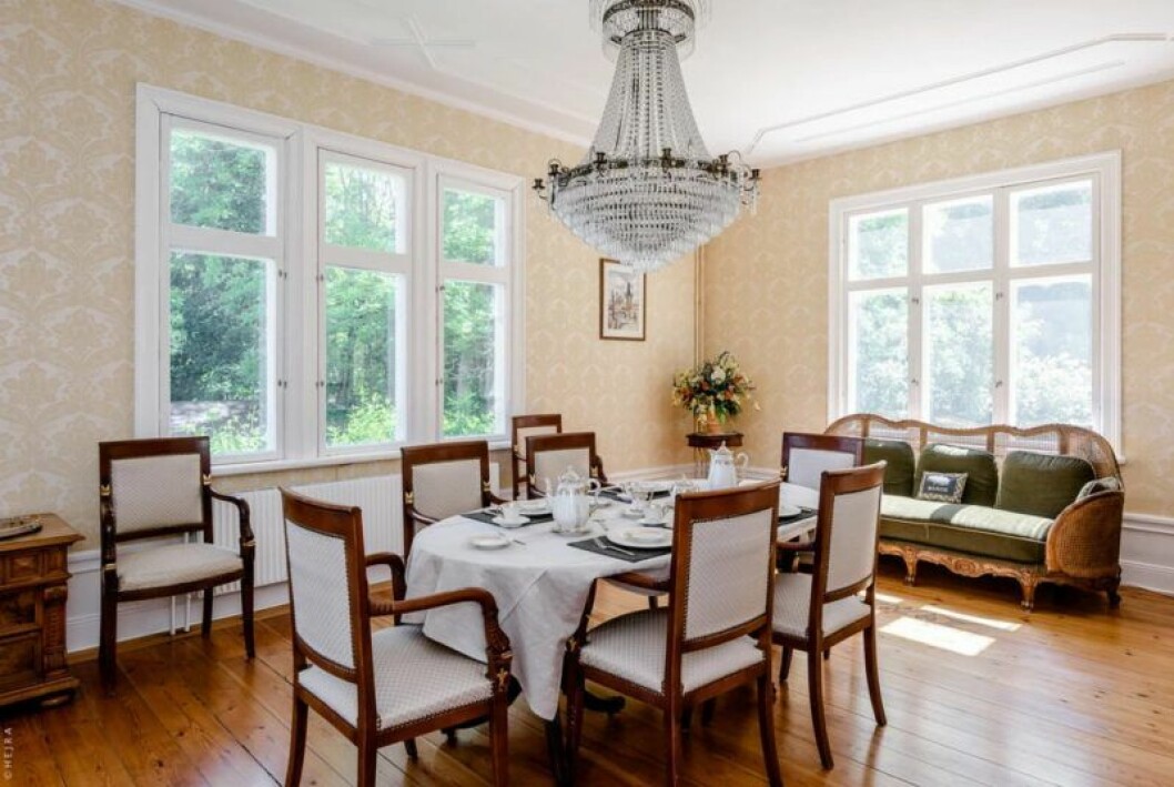 I matsalen finns, som i många andra rum, vackert trägolv bevarat. Huset som inspirerat Pippi Langstrums Villa Villekulla i Nacka, Stockholm, till salu