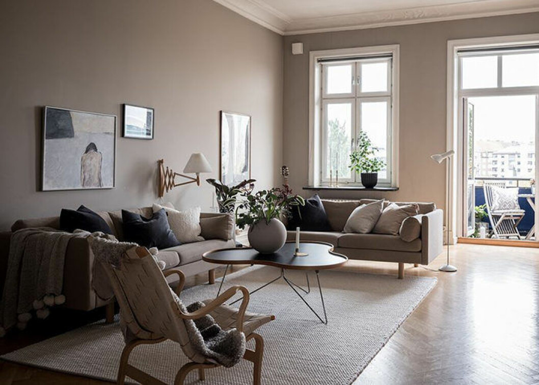 Här har man valt att placera möblernas främre ben på mattan, vilket är både snyggt och passar för ytan. Foto: Alen Cordic Styling: By Bon för Bjurfors/mäklare: Sandra Stals Placera mattan rätt i vardagsrummet