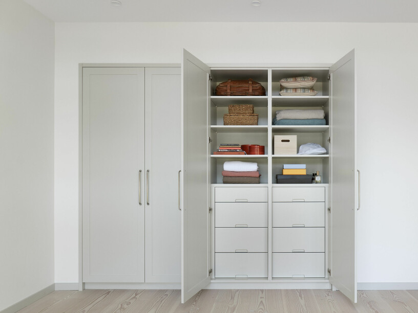 Optimera förvaringen genom att se över vilka kläder som faktiskt ska få plats i garderoben. Foto: New Day Interior inbyggd garderob med hyllor och lådor planerade för optimal förvaring