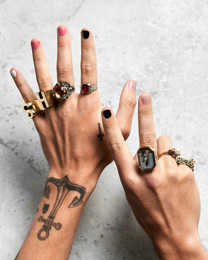nagellacken från Pleasing på Harry Styles händer