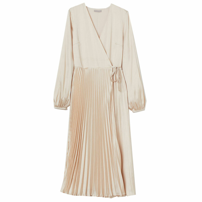 Beige plisserad omlottklänning