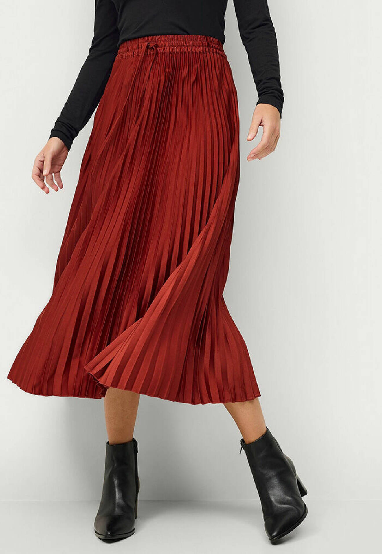 plisserad roströd kjol från Ellos som passar höstperson