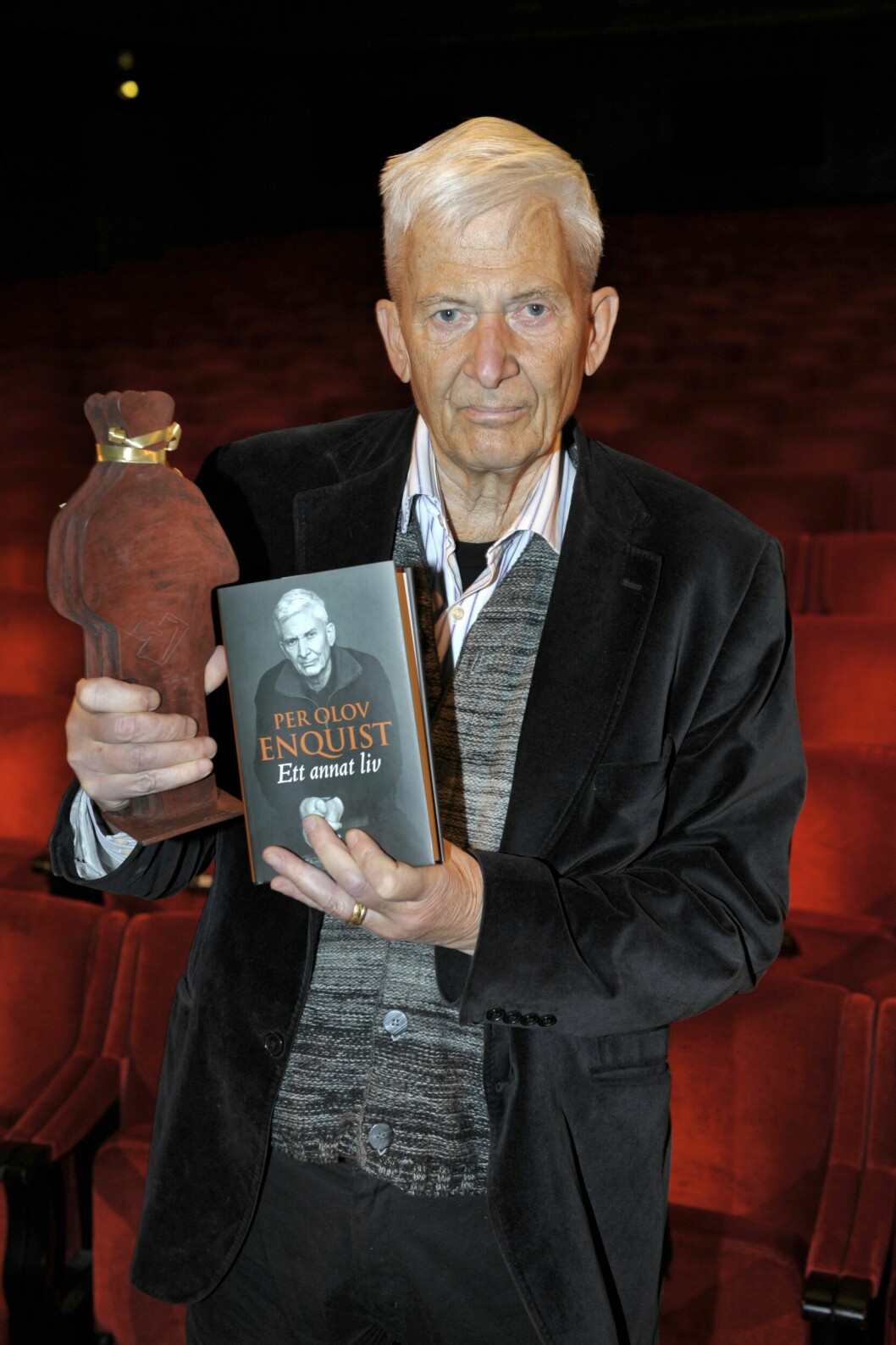 2008 belönades P O Enquist med Augustpriset för självbiografiska boken <span class=" italic" data-lab-italic_desktop="italic">Ett annat liv</span>. po enquist augustpriset