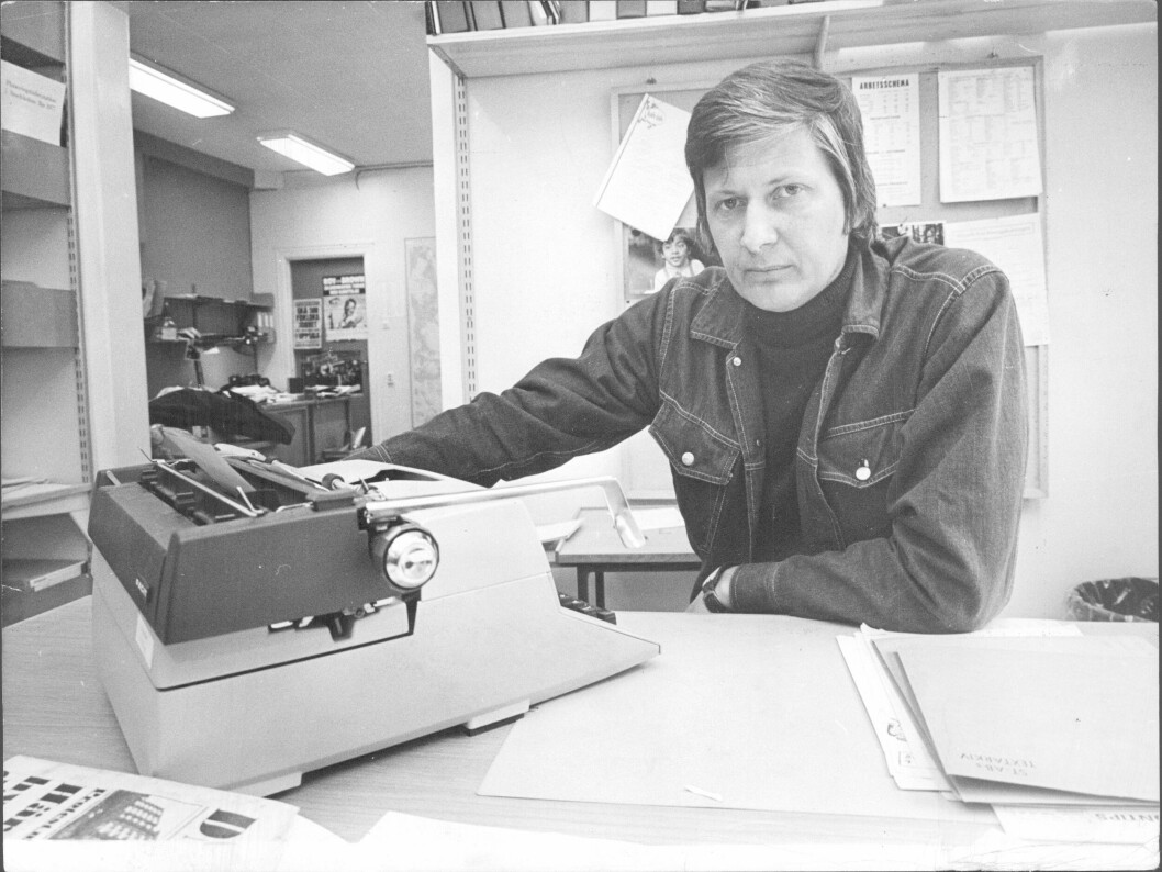 P O Enquist på 1970-talet, framför skrivmaskinen. P O Enquist på 1970-talet