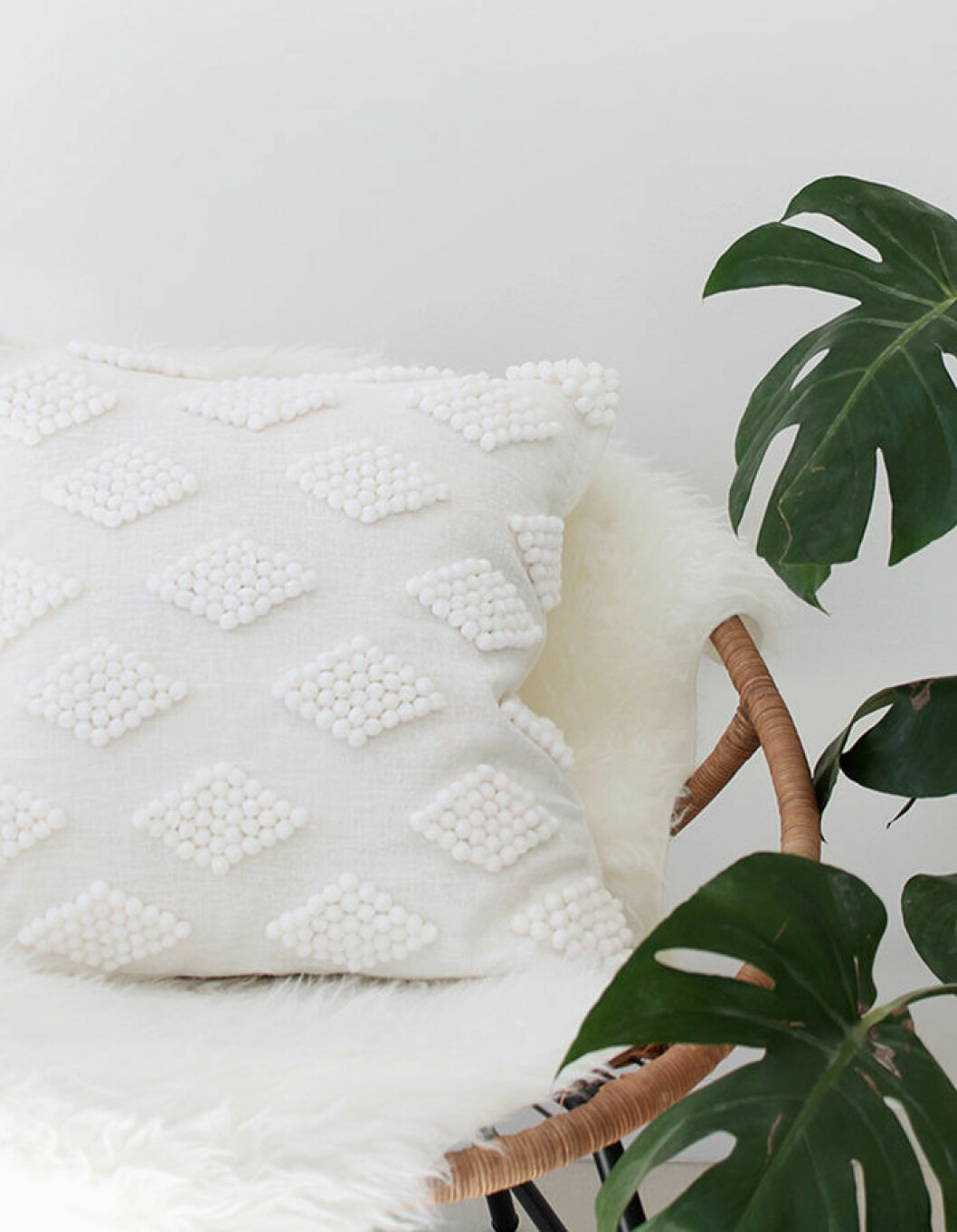 Foto: <a href="http://almostmakesperfect.com/2016/03/09/diy-modern-pom-pom-pillow/" target="_blank" rel="noopener">Almost makes perfect</a> DIY kuddfodral med pompoms