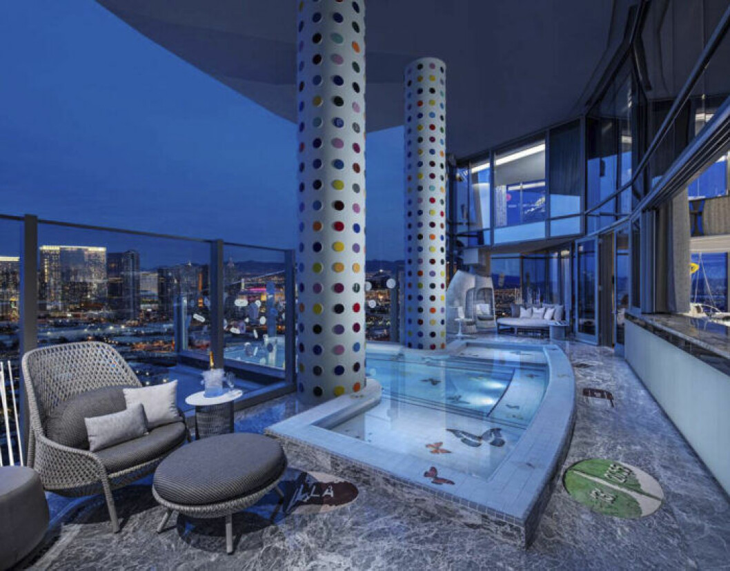 Sviten har en enorm terrass med pool. Foto: Palms Casino Resort Terrass med pool och utsikt över Las Vegas Strip.