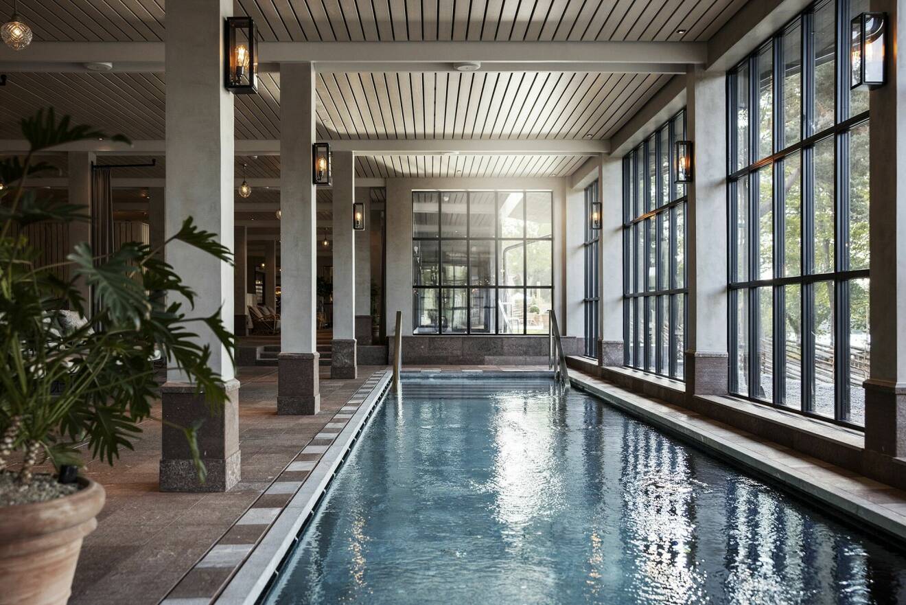 Lyxig pool på spahotellet Smådalarö Gård