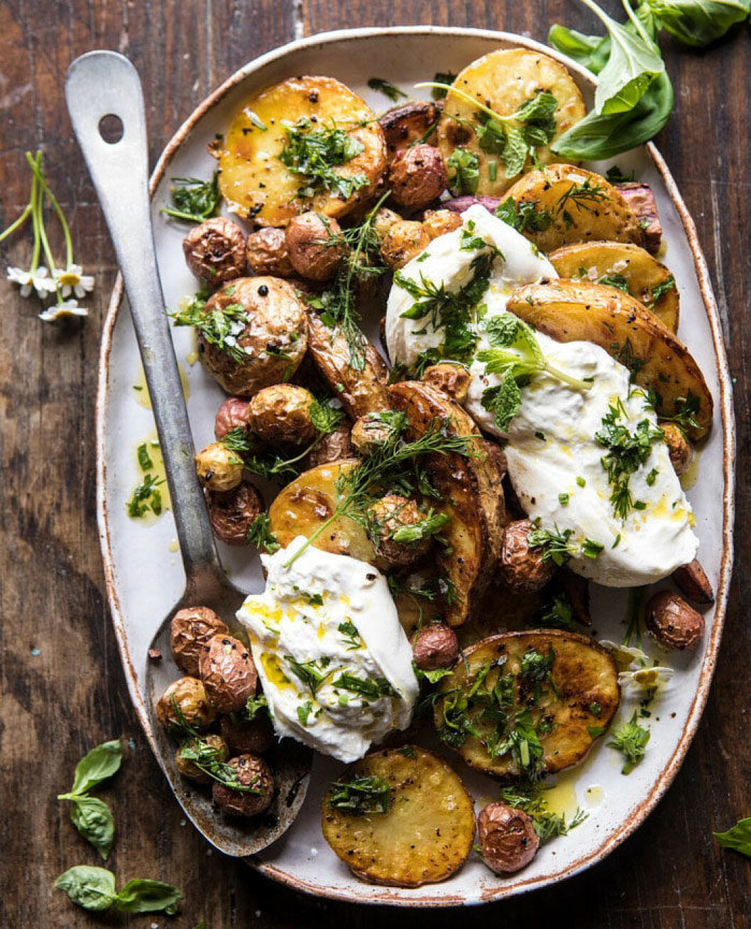 Via: Halfbakedharvest.com Potatissallad med burrata och örter
