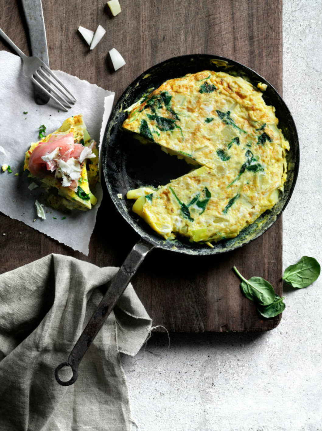 POTATISFRITTATA MED SPENAT & SKINKA potatisfrittata i gjutjärnspanna