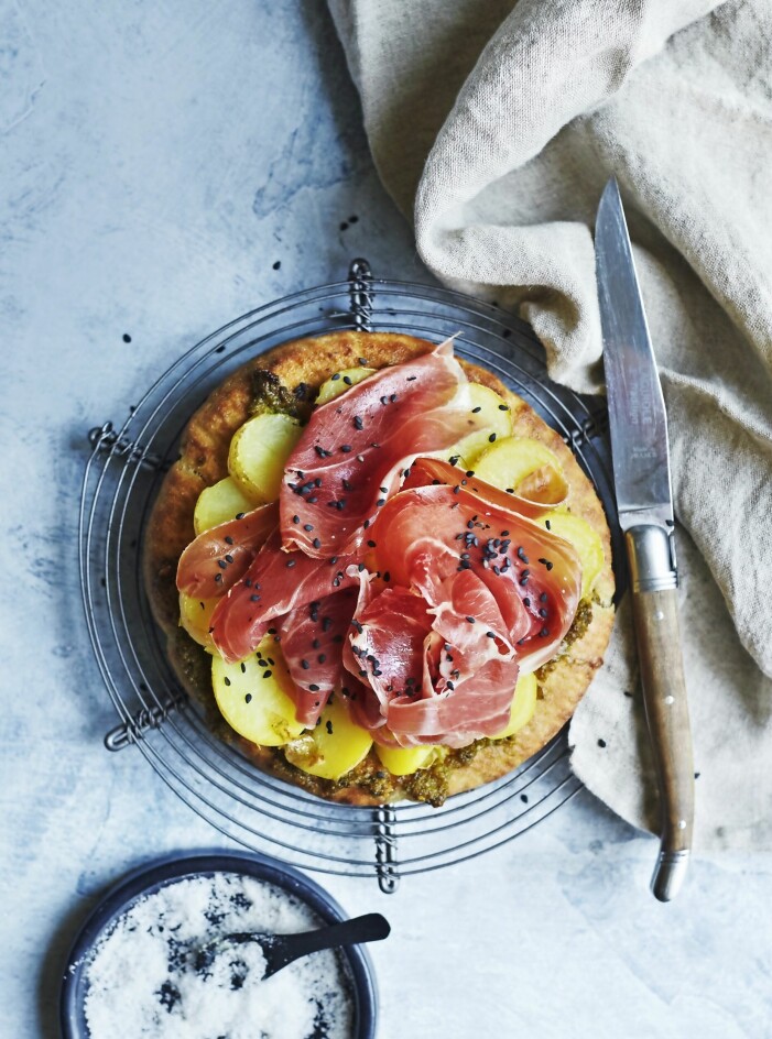 Bottnen består av färdiga naanbröd, så att du kan fokusera på toppingen. Potatispaj med pesto och skinka.