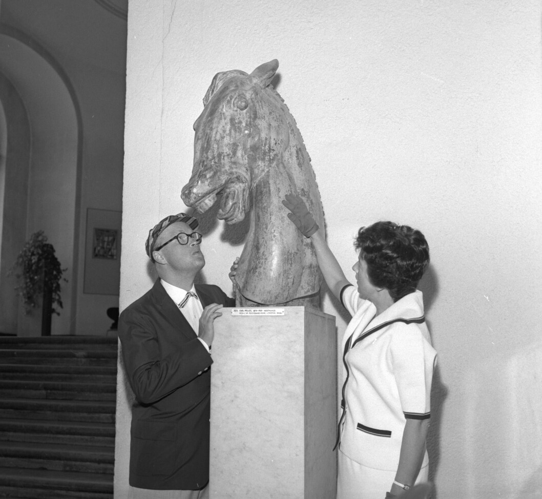Susanna Ramel och maken Povel Ramel tittar på konst på Konstmuséet i Göteborg. Året är 1959.