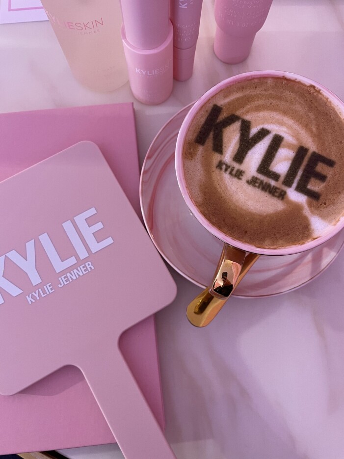 Allting Kyliefierat på pressmötet inför lanseringen. kylie jenner på allt från produkter till cappucino