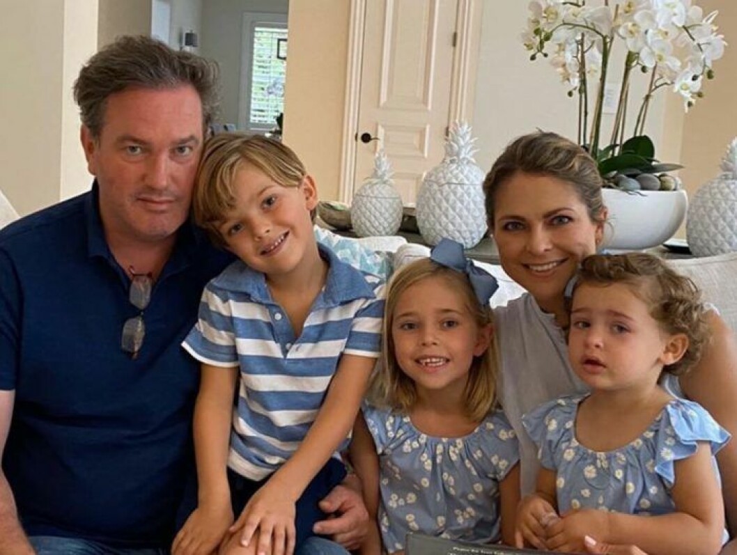 …och nu har de tre barn och en hund. Chris är känslomänniskan och pappan som oroar sig och googlar barnsjukdomar. Madeleine den coola mamman. prinsessan madeleine