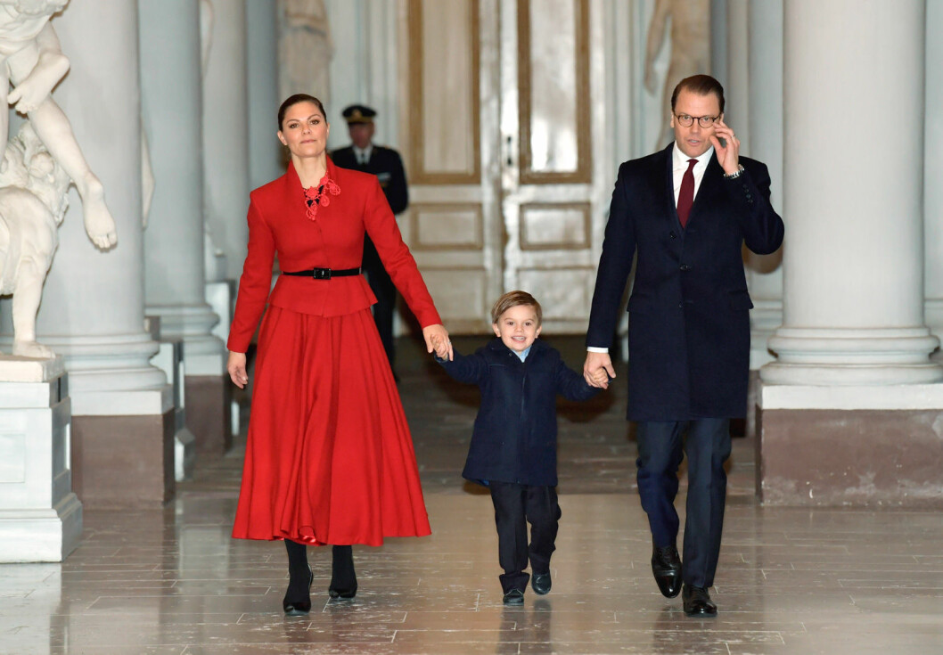 Prins Oscar med sina föräldrar. Prins Oscar med kronprinsessan Victoria och prins Daniel.