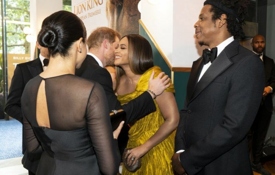 En bild på prins Harry som kramar artisten Beyoncé. Med på bild är också hertiginnan Meghan Markle och Jay-Z.