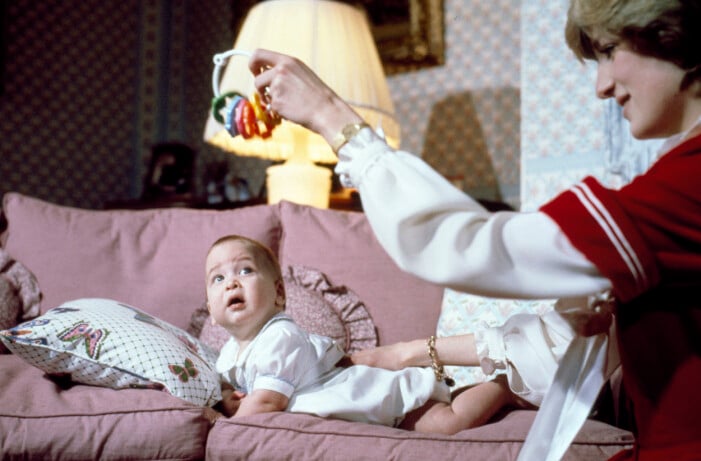 Prinsessan Diana med prins William endast 6 månader gammal. prinsessan diana med prins william 6 månader gammal
