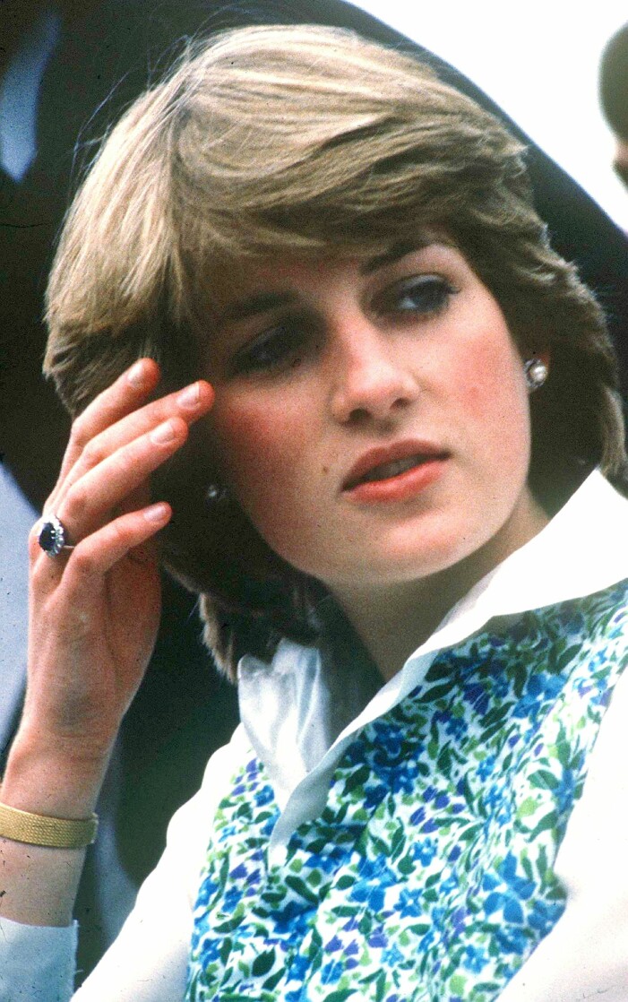 Prinsessan Diana med sin förlovningsring på fingret. prinsessan diana med sin förlovningsring på fingret