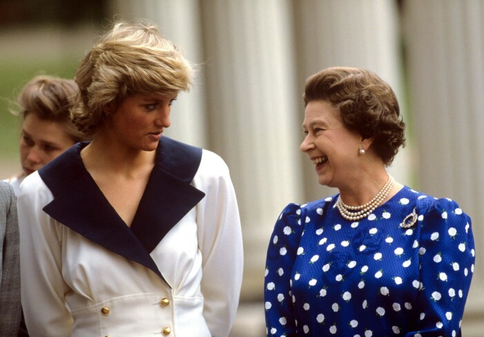 Prinsessan Diana och svärmor drottning Elizabeth II. prinsessan diana och drottning elizabeth II