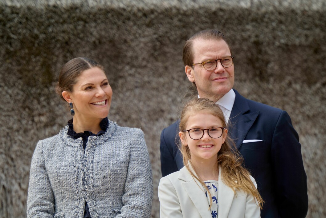 Prinsessan Estelle på jobbuppdrag tillsammans med kronprinsessan Victoria och prins Daniel, våren 2022.