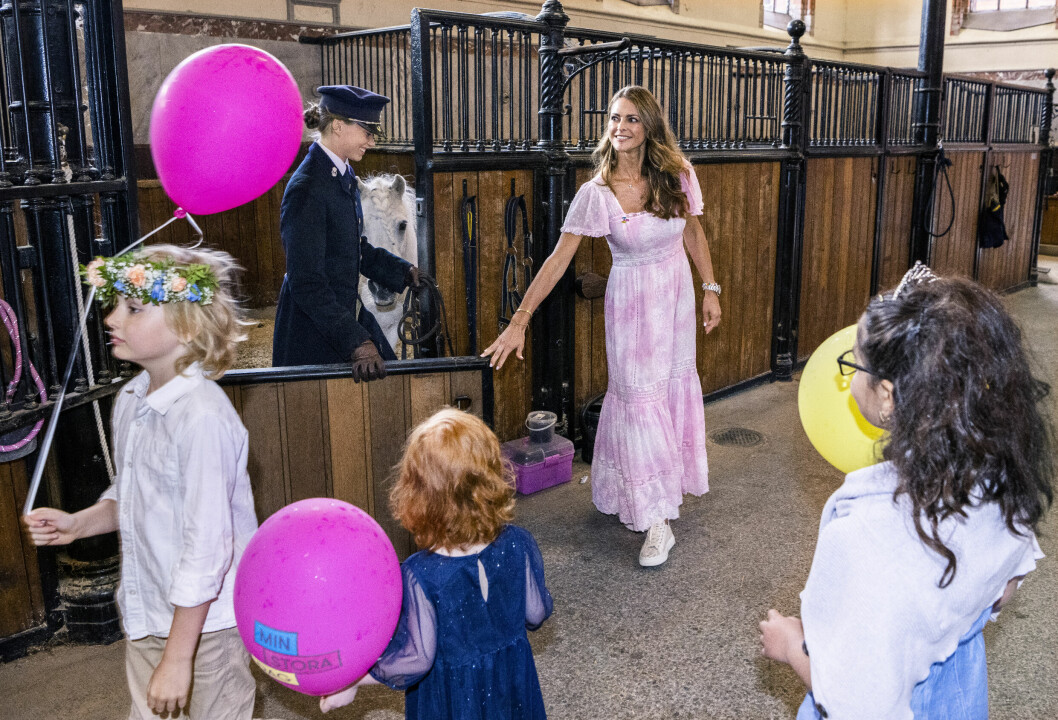Prinsessan Madeleine är tillbaka i Sverige för att fira sommaren. Och hon passade på att bjuda in till kalas på Hovstallet. Hennes rosa klänning kommer från Love Shack Fancy.