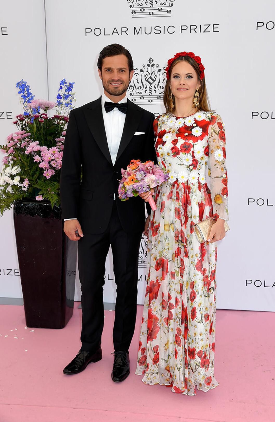 Prinsessan Sofia och prins Carl Philip på rosa mattan. prinsessan sofia designer polarprisgalan