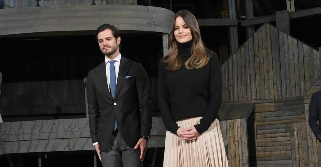 Ser ni att prinsessan Sofia håller händerna framför gravidmagen?