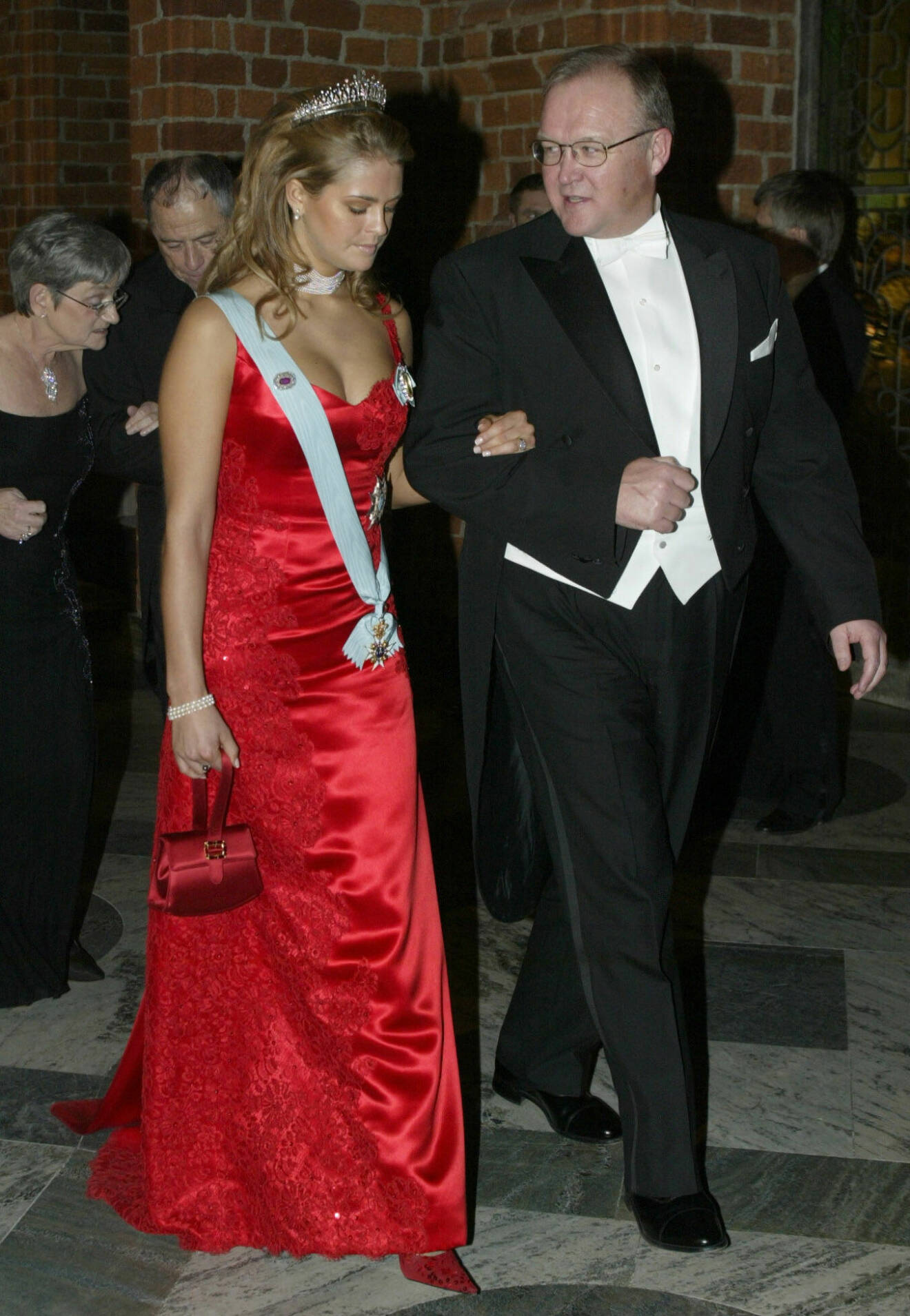 Prinsessan Madeleine iklädd röd klänning på Nobelfesten 2002.