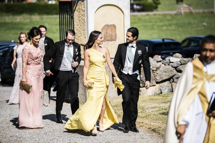 Victoria, Daniel, Sofia och Carl Philip anländer till Louise Gottlieb och Gustav Thotts bröllop 2019. Där var det frack och aftonklänning som gällde. Prinsparet och Kronprinsessparet på Louise Gottliebs bröllop