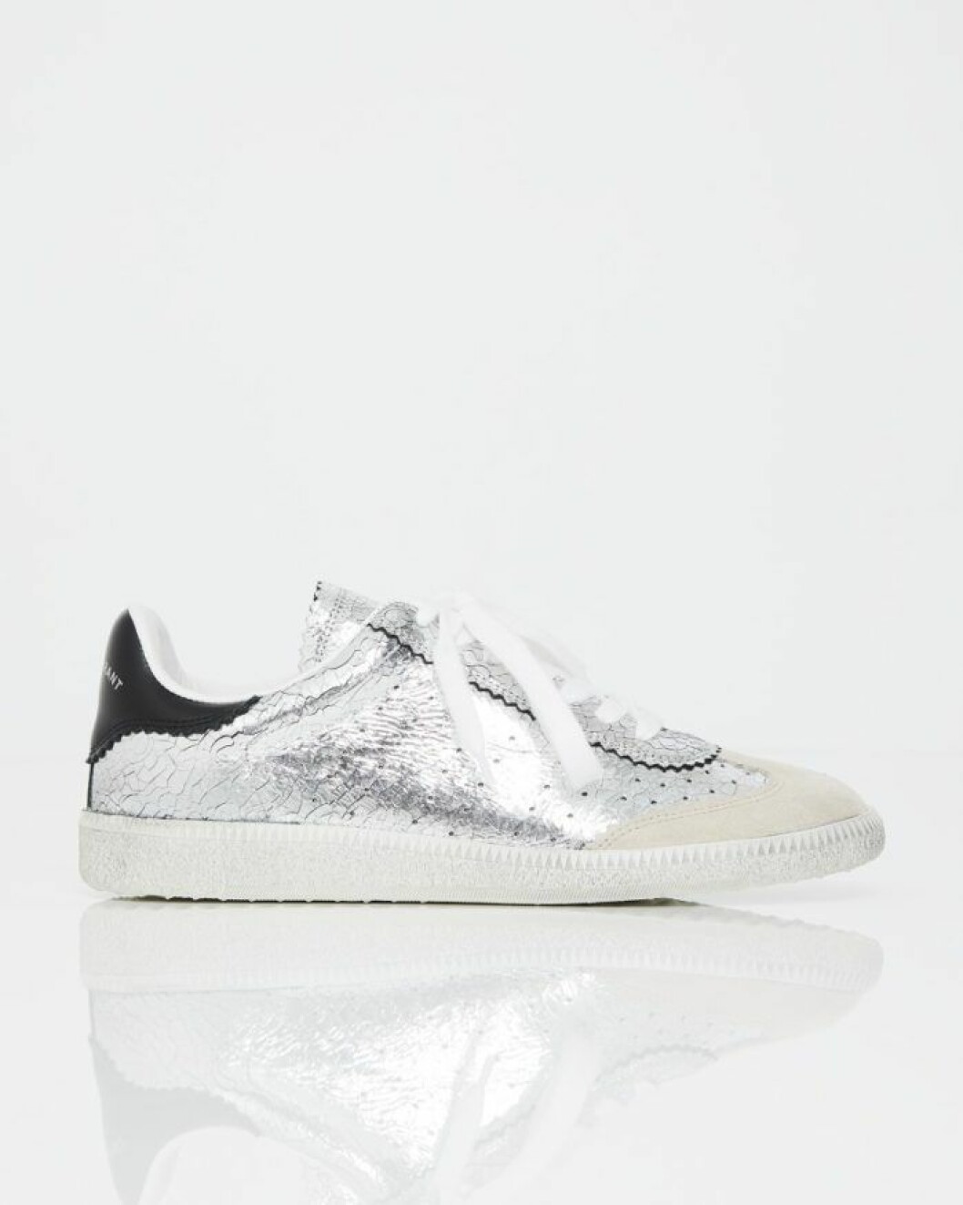 Silvriga sneakers från Isabel Marant, <a href="https://www.awin1.com/cread.php?awinmid=8951&awinaffid=439045&clickref=&p=https%3A%2F%2Fwww.wakakuu.com%2Fse%2Fdam%2Fskor%2Fsneakers%2Fisabel-marant-sneakers-bryce-126770.html" target="_blank" rel="noopener">läs mer och köp här!</a>