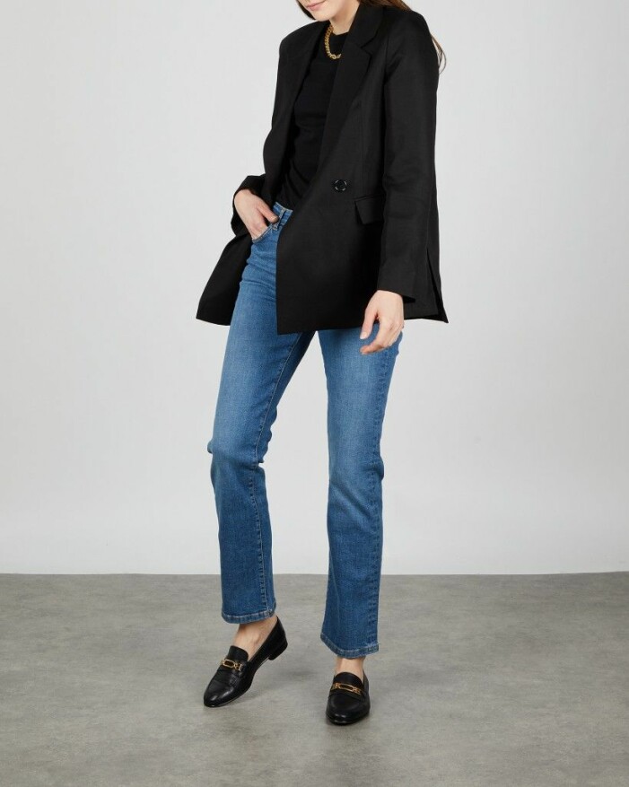 outfit med svart kavaj, jeans och loafers