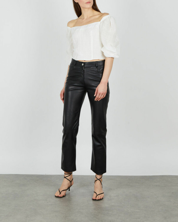 outfit med vit blus och skinnbyxor