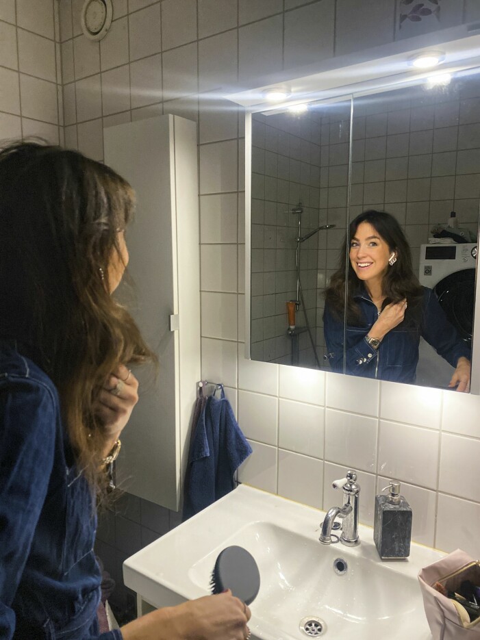 "Öva på att sätta ord på din dagsform." Sofia borstar håret.