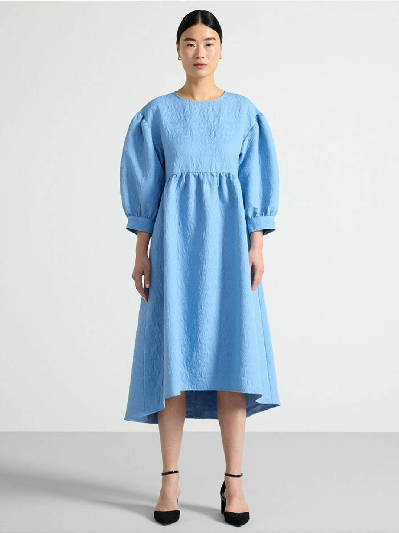 Ljusblå klänning med puffärmar från Lindex som liknar Cecilie Bahnsens klänningar