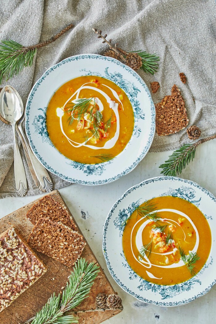 Pumpa är intebara något för halloween – den är en utmärkt och näringsrik bas i värmande soppor. Pumpasoppa med kräftstjärtar och dill.